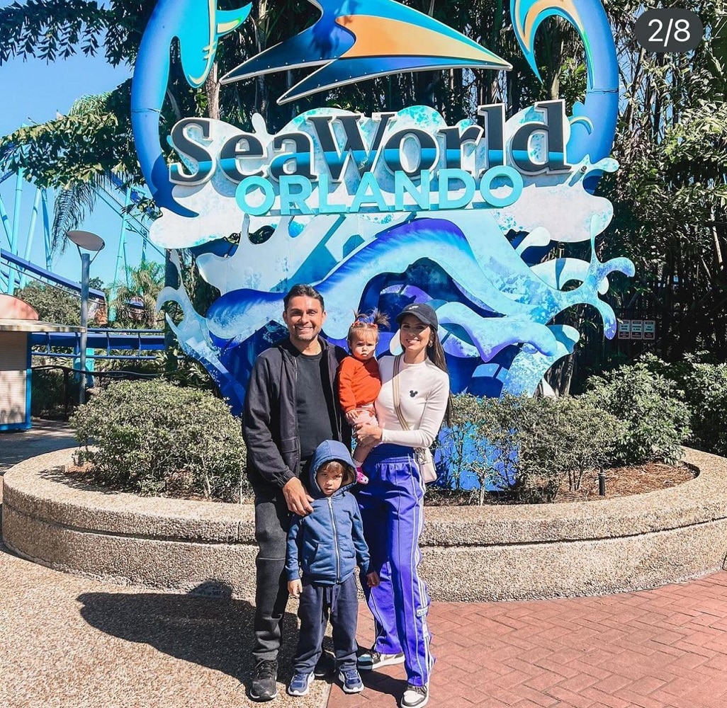 Mano Walter e Débora com os filhos em um dos parques de diversões, em Orlando