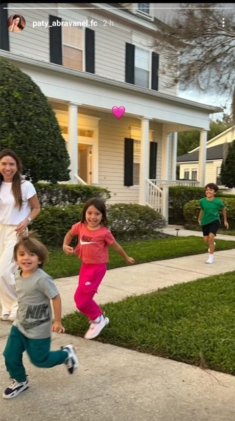 Patrícia Abravanel mostra filhos na mansão de Silvio Santos nos EUA