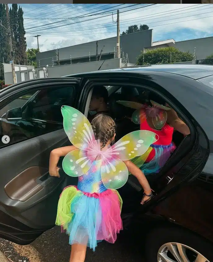 Rodrigo Santoro mostra sua filha saindo de matine