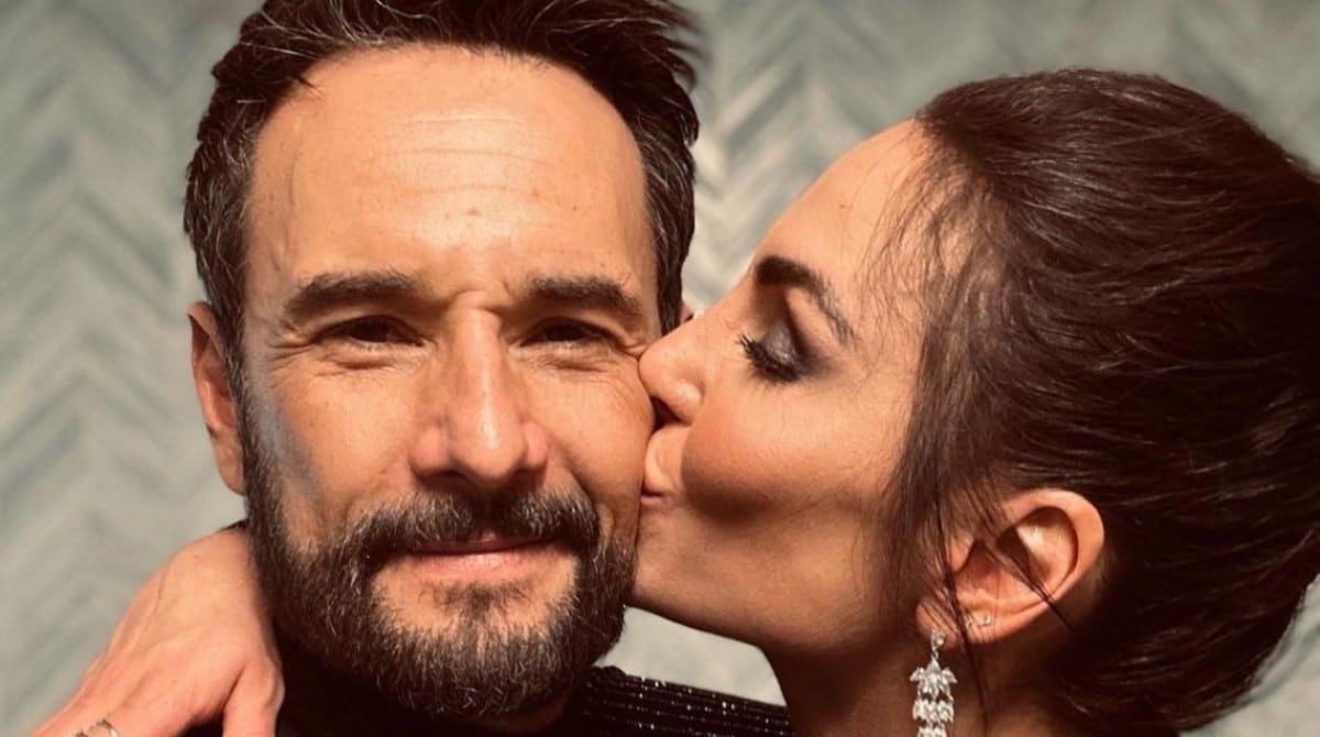 Rodrigo Santoro e Mel Fronckowiak mostram a filha lavando louça