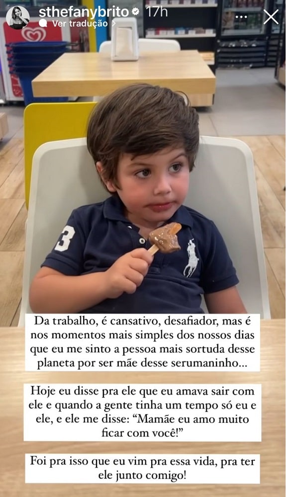 Antônio Enrico, filho da atriz Sthefany Brito, em um passeio com a mamãe, tomando sorvete