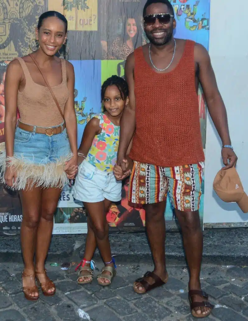 Taís Araújo junto com a filha no aniversário de Regina Casé