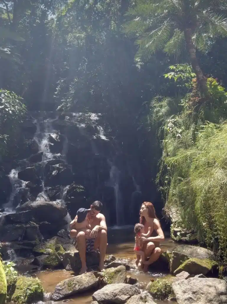 Thaila Ayala e Renato Góes posa com filhos na cachoeira
