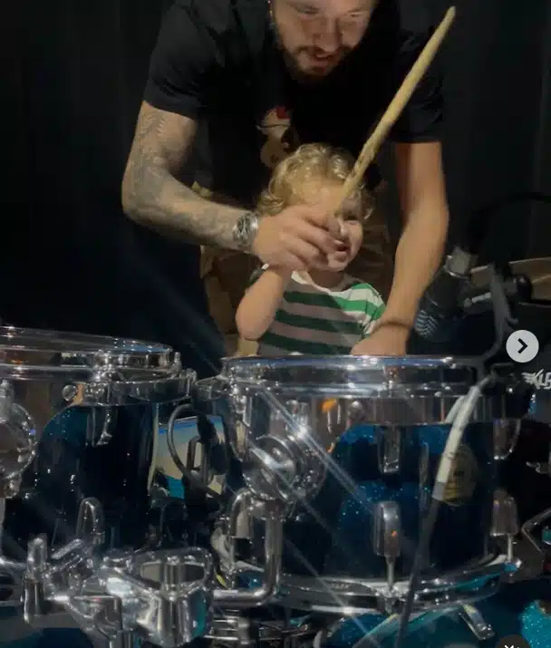 Bruno do KLB tocando bateria junto com seu bebê