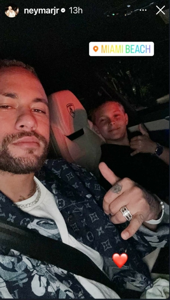 Filho de Carol Dantas e Neymar Jr em uma Lamborghini
