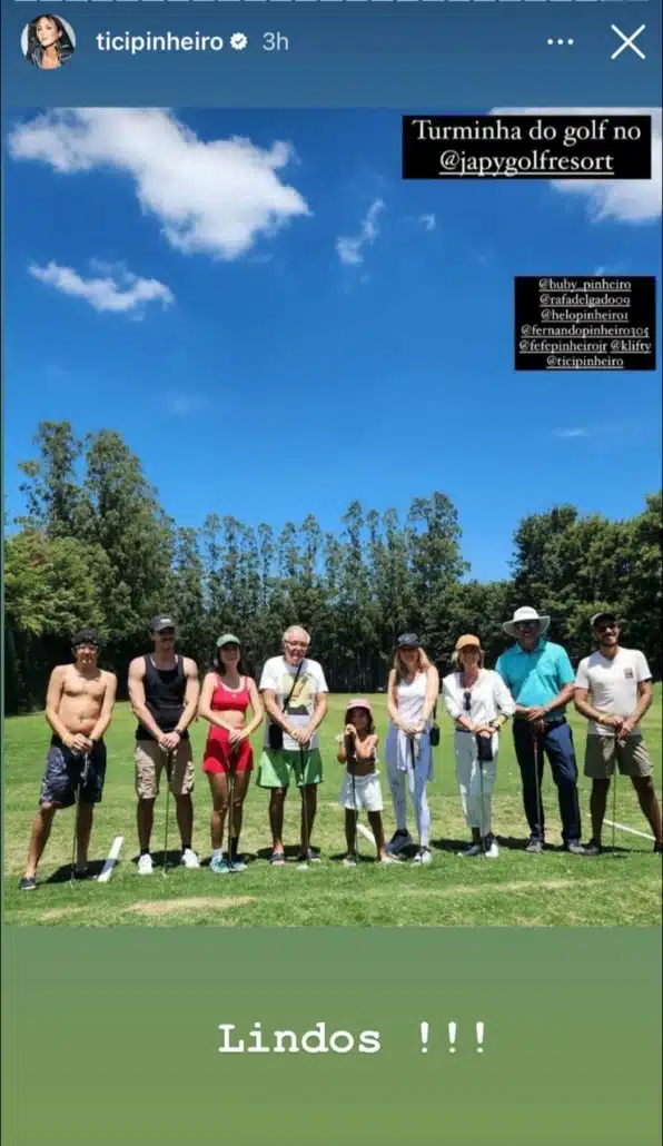 Ticiane  e sua filha com César Tralli posam jogando golfe