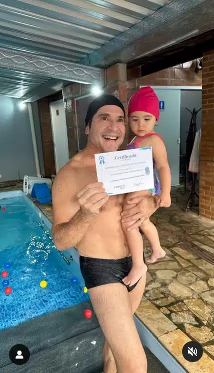 Daniel junto com sua filha caçula durante aula de natação