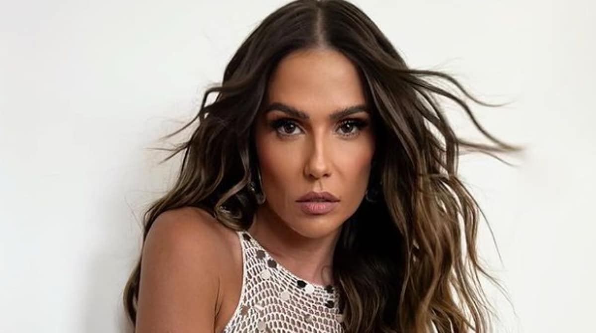 Deborah Secco encanta ao surgir com a mãe e a filha