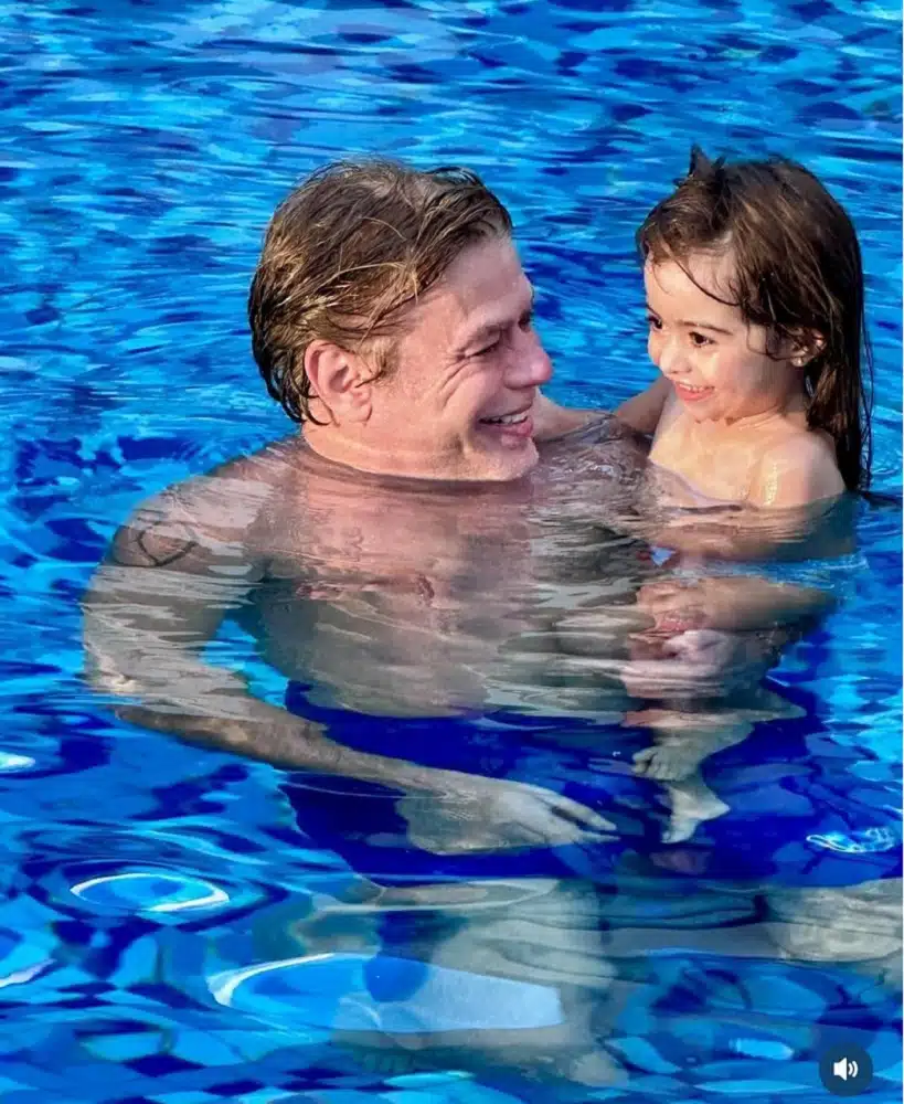 O ator Fábio Assunção na piscina com a filha mais nova 