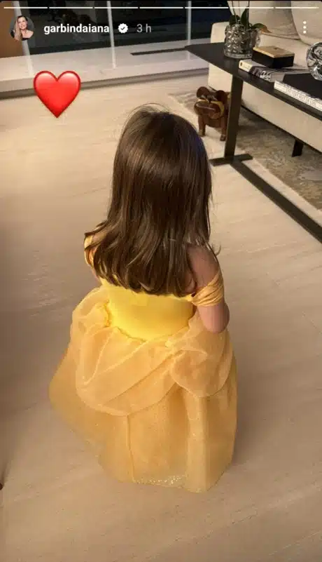 Filha de Tiago Leifert posa usando vestido de princesa e impressiona 