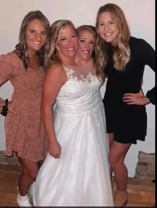 A gêmea siamesa Abby e sua irmã Brittany com amigas no seu casamento