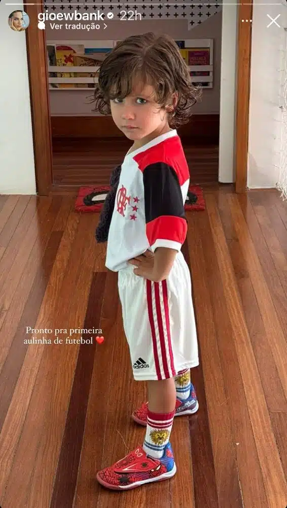 Zyan, filho de Giovanna Ewbank e Bruno Gagliasso, pronto para a aula de futebol
