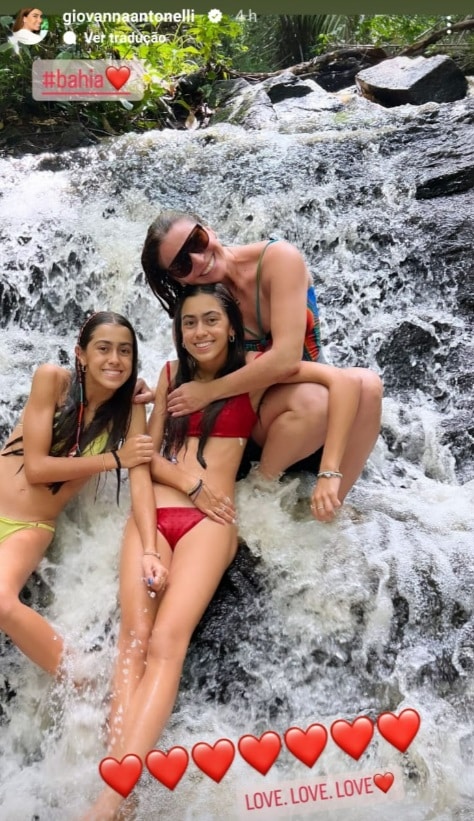 Giovanna Antonelli posa sorridente com suas filhas gêmeas na cachoeira na Bahia e surpreende
