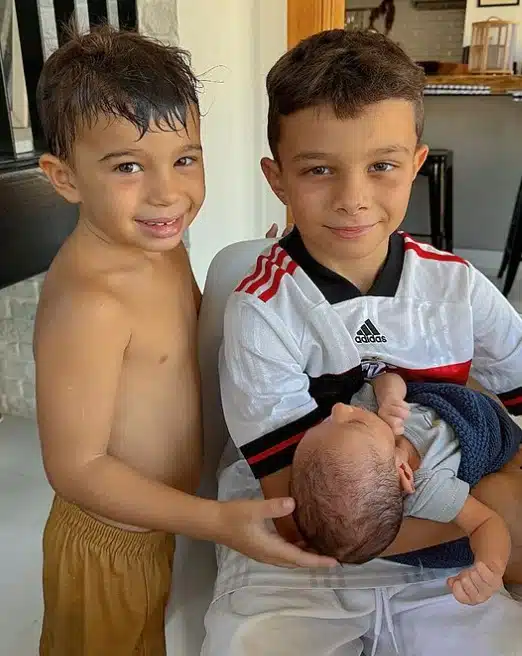 Filho recém-nascido de Juliano Cazarré com os irmãos