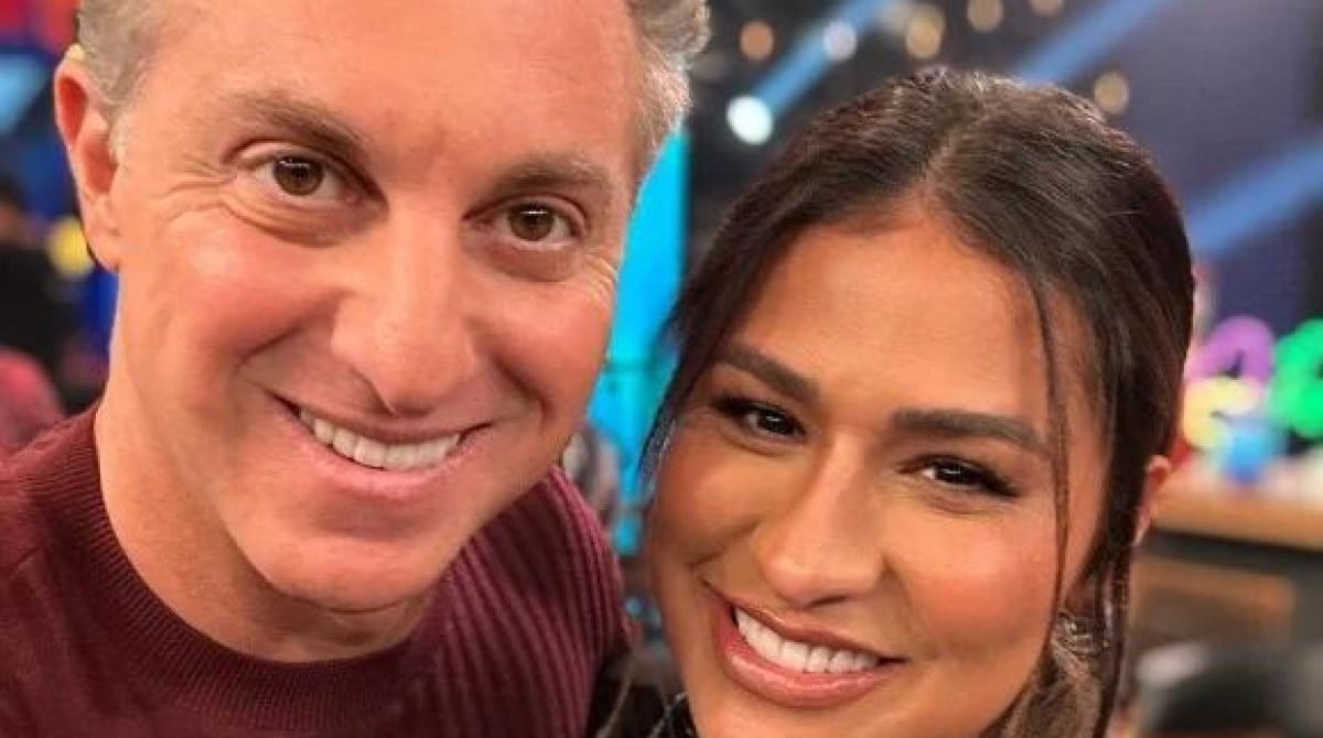 Luciano Huck mostra filho de Simone Mendes em seu programa