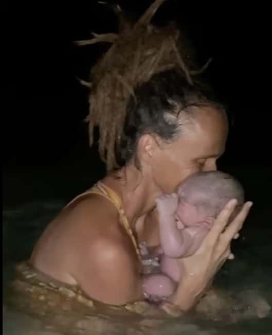 A mãe logo após o nascimento do filho no mar do Caribe