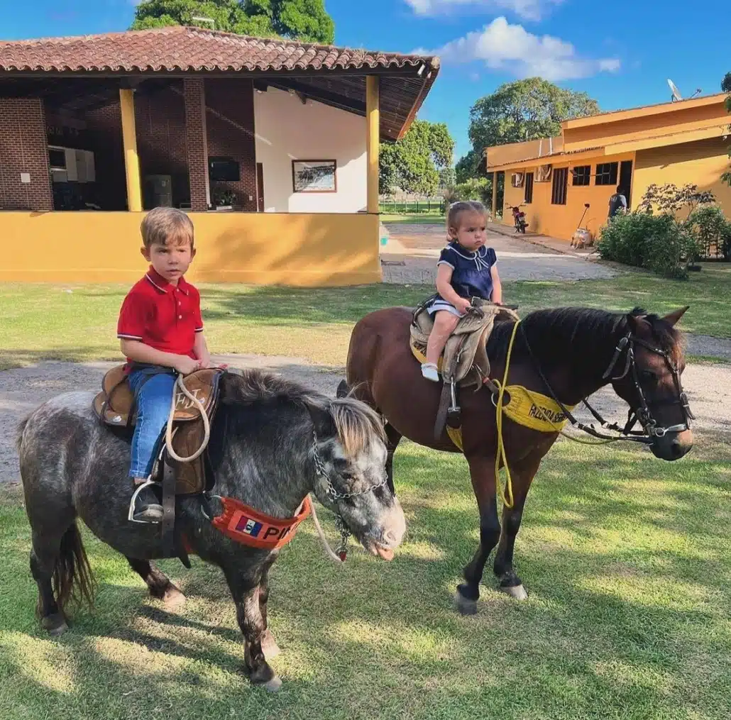 Filhos de Mano Walter surgem andando a cavalo sozinhos