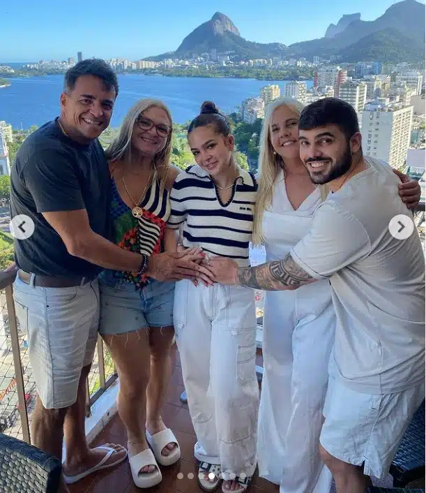 Mel Maia em foto de grávida ao lado de parentes