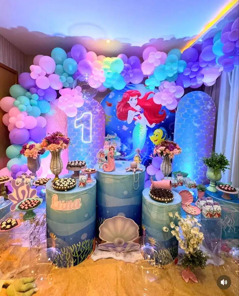 A linda decoração da festa de um mês da Luna, filha da cantora Mirella Santos