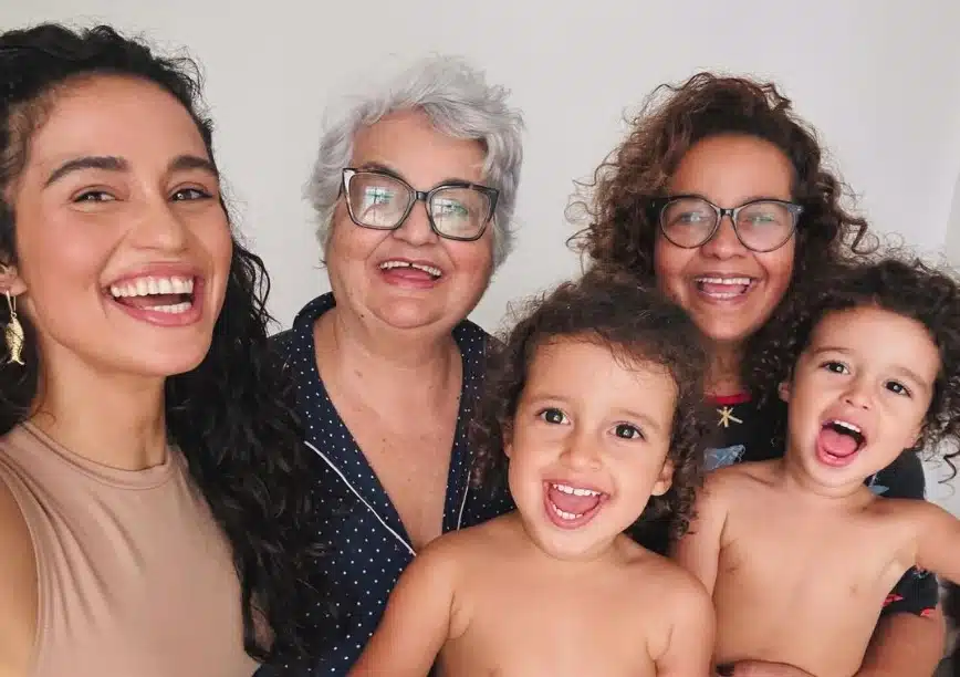 Nanda Coisa posa com sua mãe, sua avó e as gêmeas