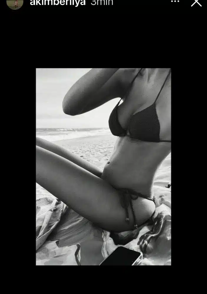 Modelo grávida de Neymar em um dia de praia