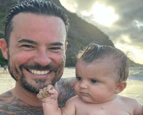 Paulinho Vilhena surge com sua bebê em casamento no Uruguai e impressiona