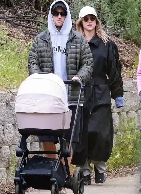 Robert Pattinson com seu bebê recém-nascido