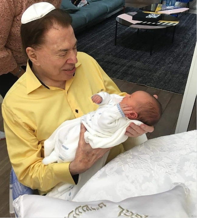 Silvio Santos com o neto  recém-nascido, o pequeno Senor