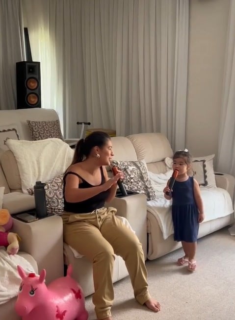 Simone surge cantando com sua filha