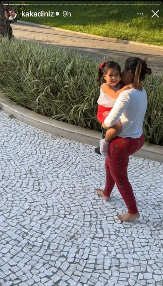 Kaká Diniz mostrou Simone se divertindo com a caçula do casal