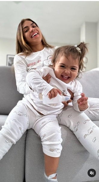 Tays Reis posa com sua bebê usando pijamas iguais e encanta 