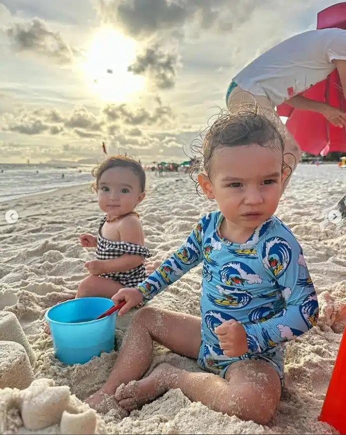 Thaila Ayala mostra seus bebês na praia
