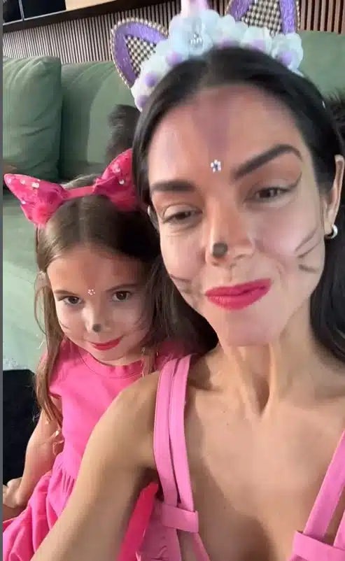 Thaís Fersoza posa com a filha em maquiagem feita pela herdeira