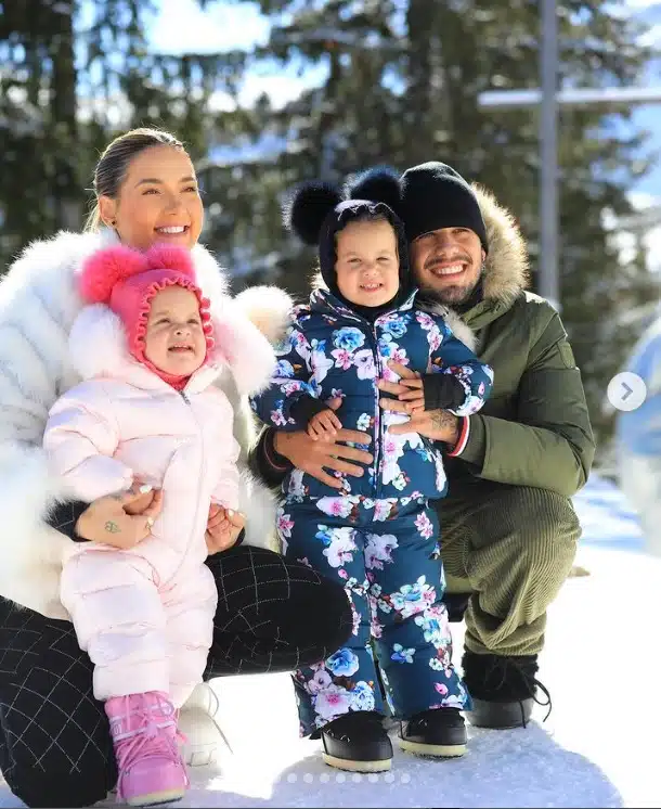 Zé Felipe com a esposa e as filhas na neve