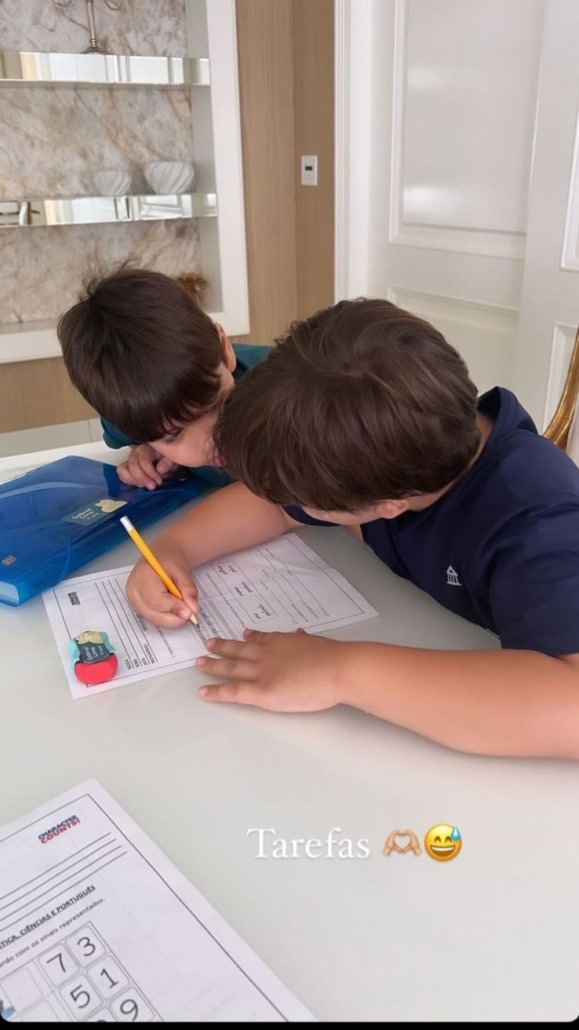 Filhos de Andressa Suita surgem fazendo lição de casa na mansão e encantam