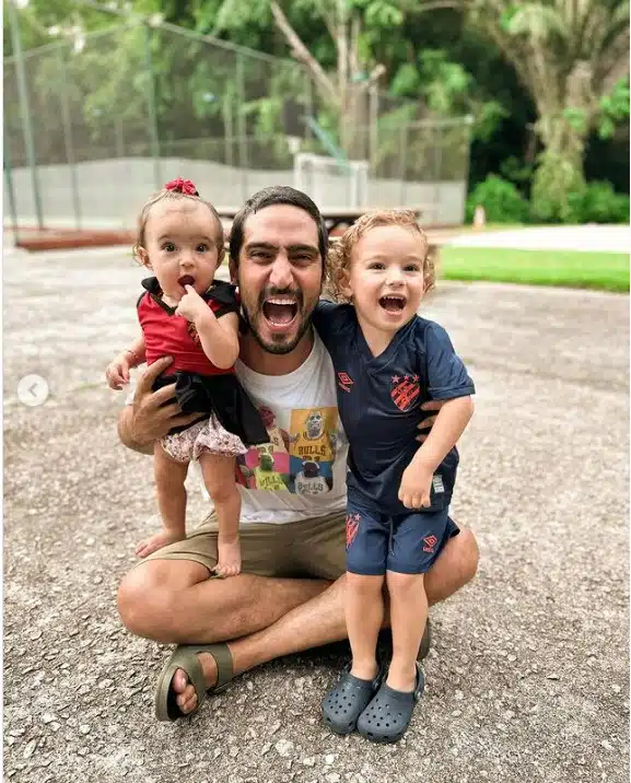 Renato Goés posa com seus filhos com Thaila Ayala e celebra vitória do Sport Clube Recife e encanta