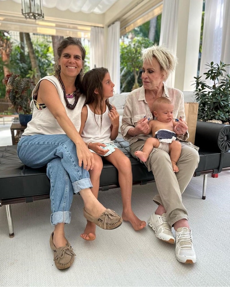 Ana Maria Braga com a filha e duas netas, em sua mansão
