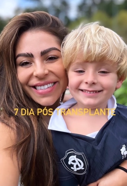 Andressa Ferreira com  o filho após passar por transplante de sobrancelha