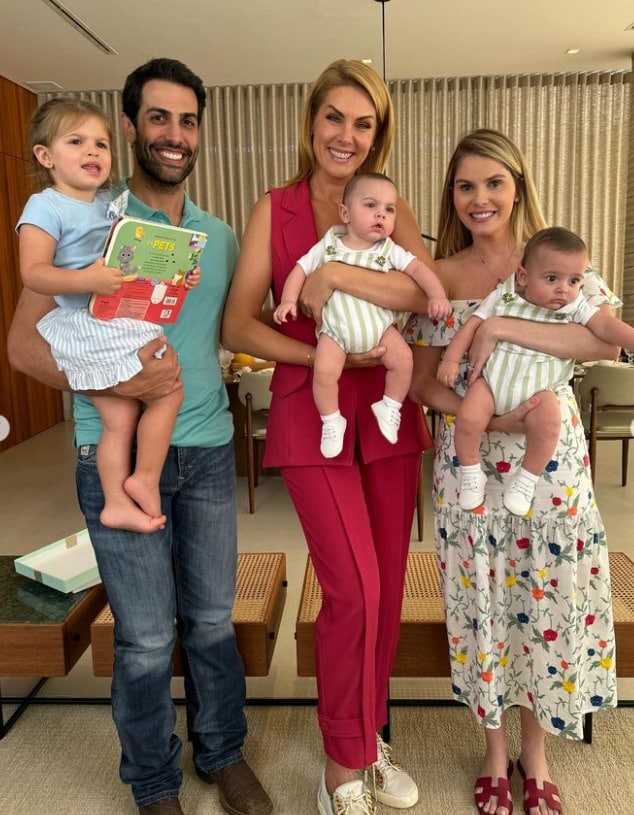 Ana Hickamnn posa com Bárbara Evans e seus bebês