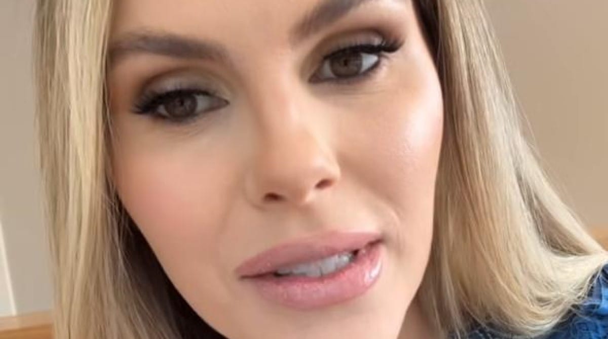 Bárbara Evans mostra batizado dos gêmeos e encanta