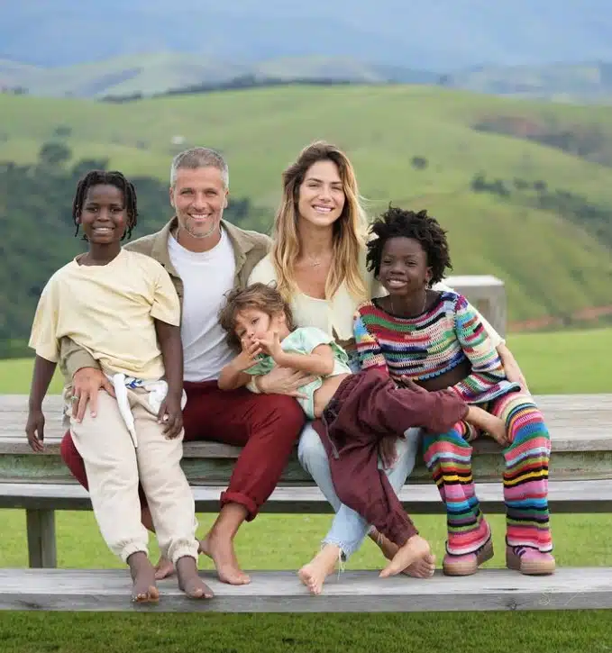 Bruno Gagliasso posa com família após declaração polêmica