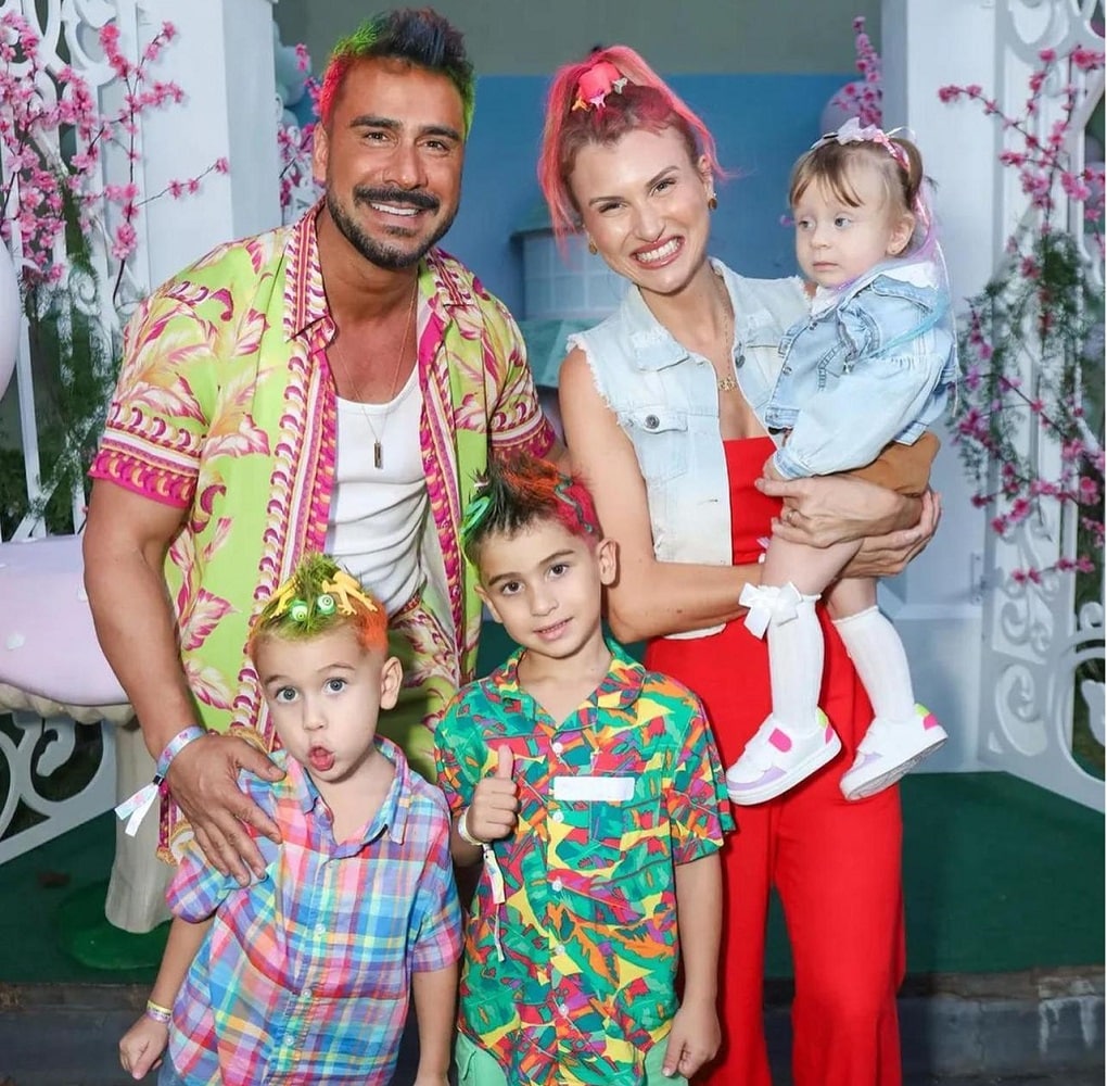 Viih e Eliezer convidaram o ator Júlio Rocha e sua família para a festa