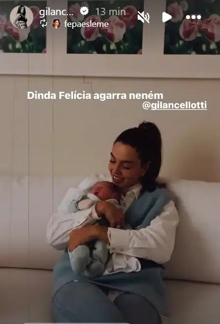 Giovanna Lancellotti com a bebê recém-nascida de Fernanda Paes Leme