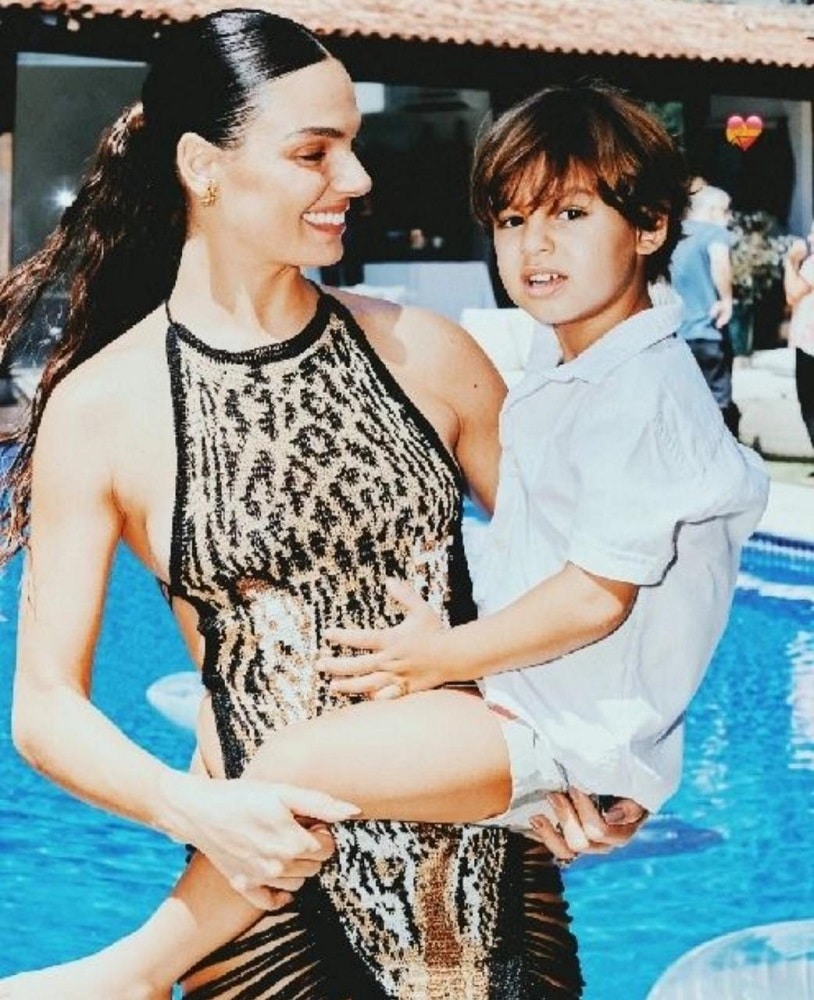 A atriz Isis Valverde com o filho em seu aniversário 