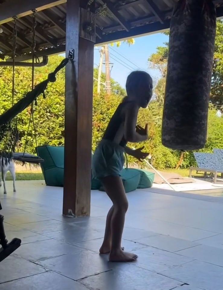Filha de José Loreto  brinca de boxe em casa