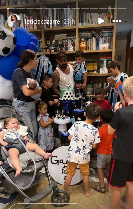 Juliano Cazarré celebrando os cinco anos do seu filho