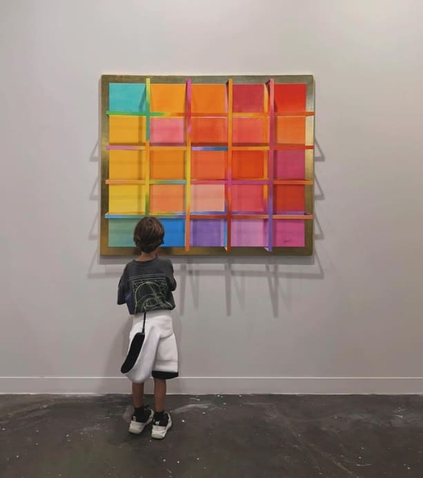 Filho de Junior Lima em passeio na galeria de arte
