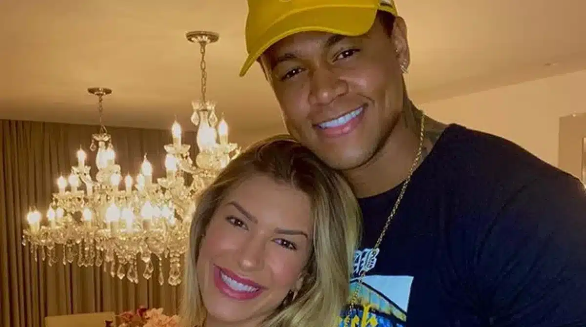 Lorena Improta posa com sua recém-nascida com Léo Santana e encanta