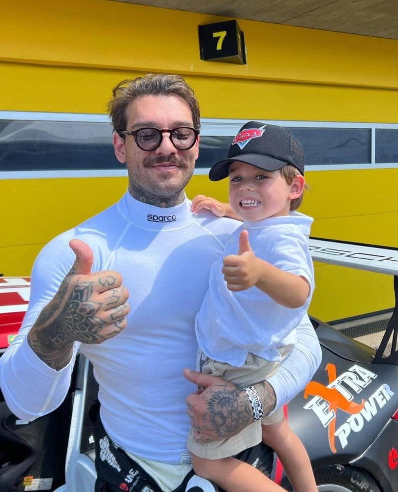 O cantor Lucas Lucco posa com o filho no autódromo