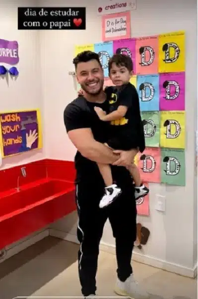 Murilo surge na sala de aula de seu filho com Marília Mendonça